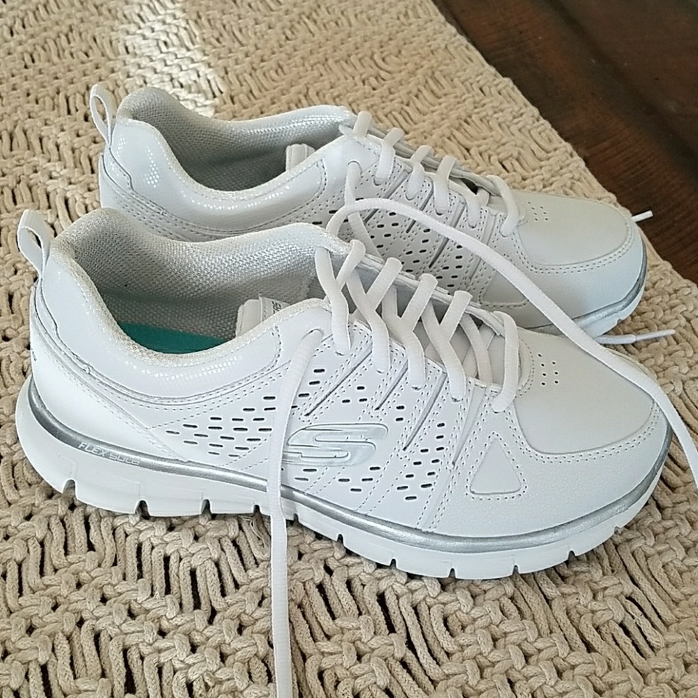 NWB Sz. 6 white leather skechers tennis shoes